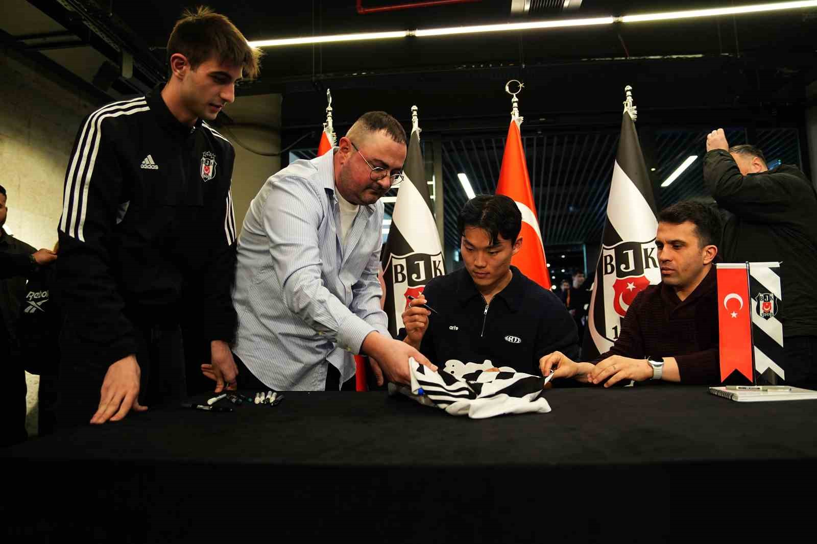 Hyeon-gyu Oh imza gününde taraftarlarla buluştu
Hyeon-gyu Oh imza gününde taraftarlarla buluştu