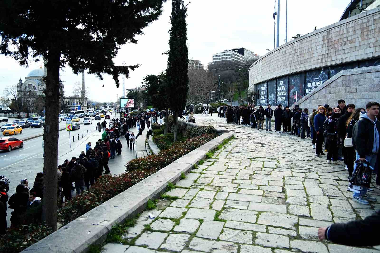 Hyeon-gyu Oh imza gününde taraftarlarla buluştu
Hyeon-gyu Oh imza gününde taraftarlarla buluştu