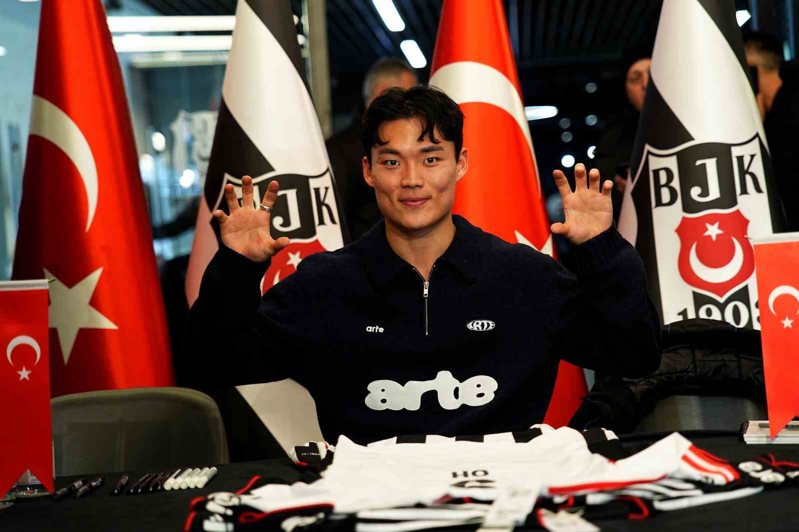 Hyeon-gyu Oh imza gününde taraftarlarla buluştu
Hyeon-gyu Oh imza gününde taraftarlarla buluştu