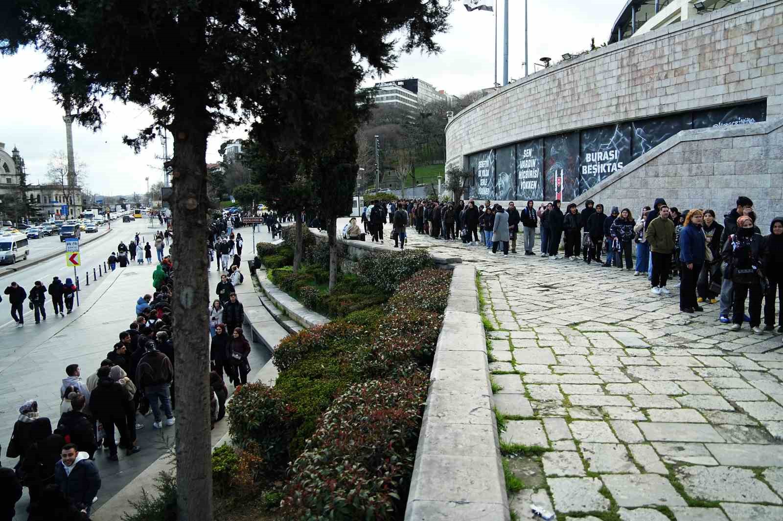 Hyeon-gyu Oh imza gününde taraftarlarla buluştu
Hyeon-gyu Oh imza gününde taraftarlarla buluştu