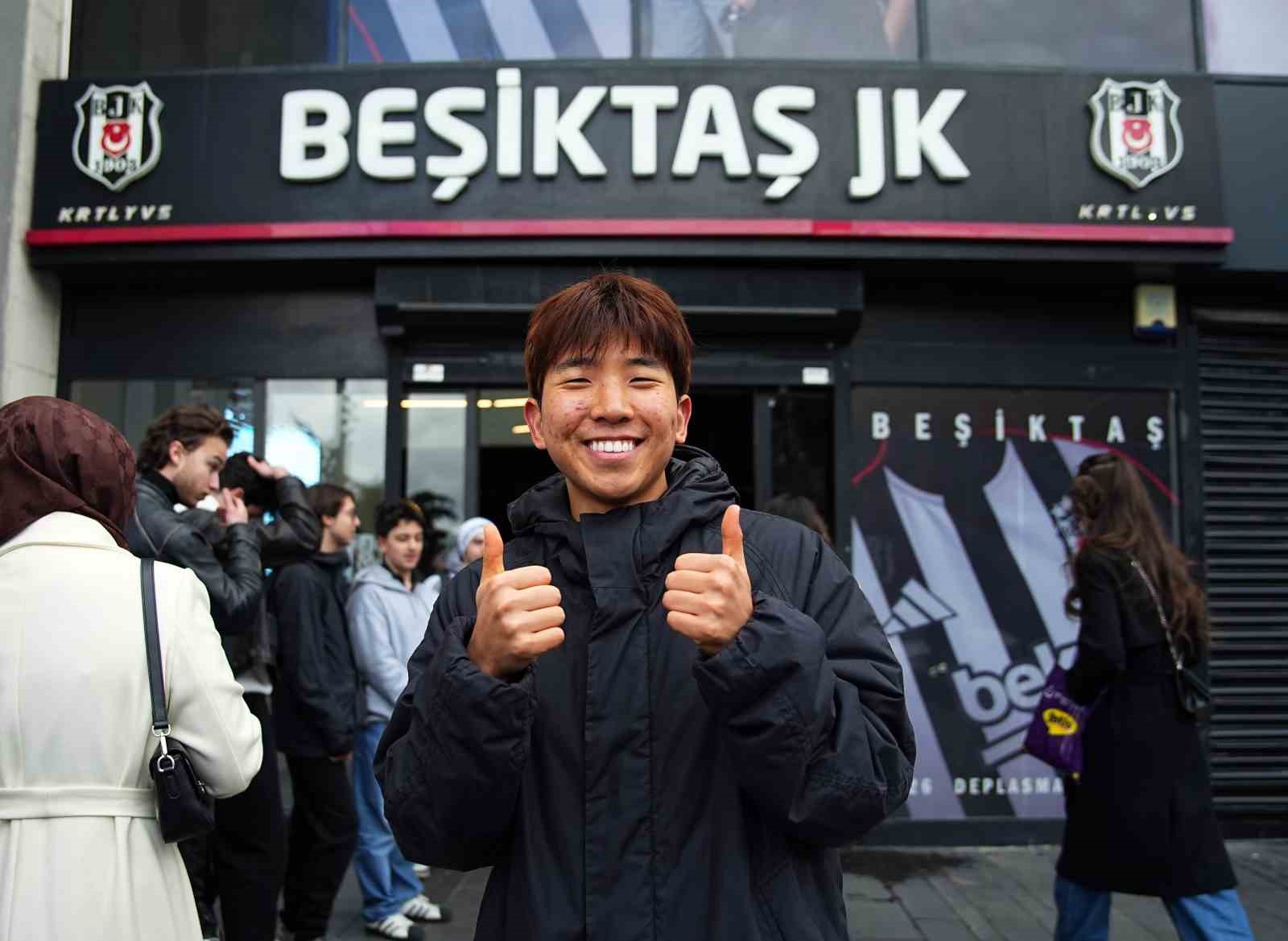 Hyeon-gyu Oh imza gününde taraftarlarla buluştu
Hyeon-gyu Oh imza gününde taraftarlarla buluştu