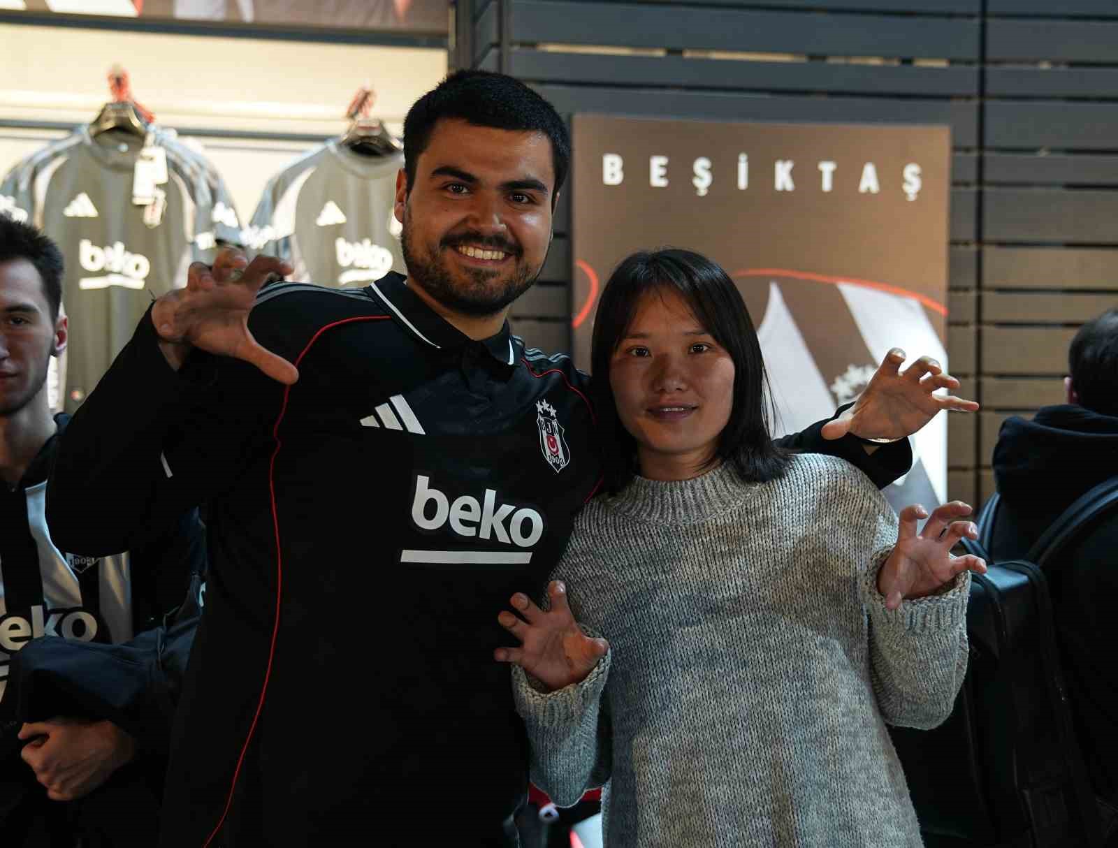 Hyeon-gyu Oh imza gününde taraftarlarla buluştu
Hyeon-gyu Oh imza gününde taraftarlarla buluştu