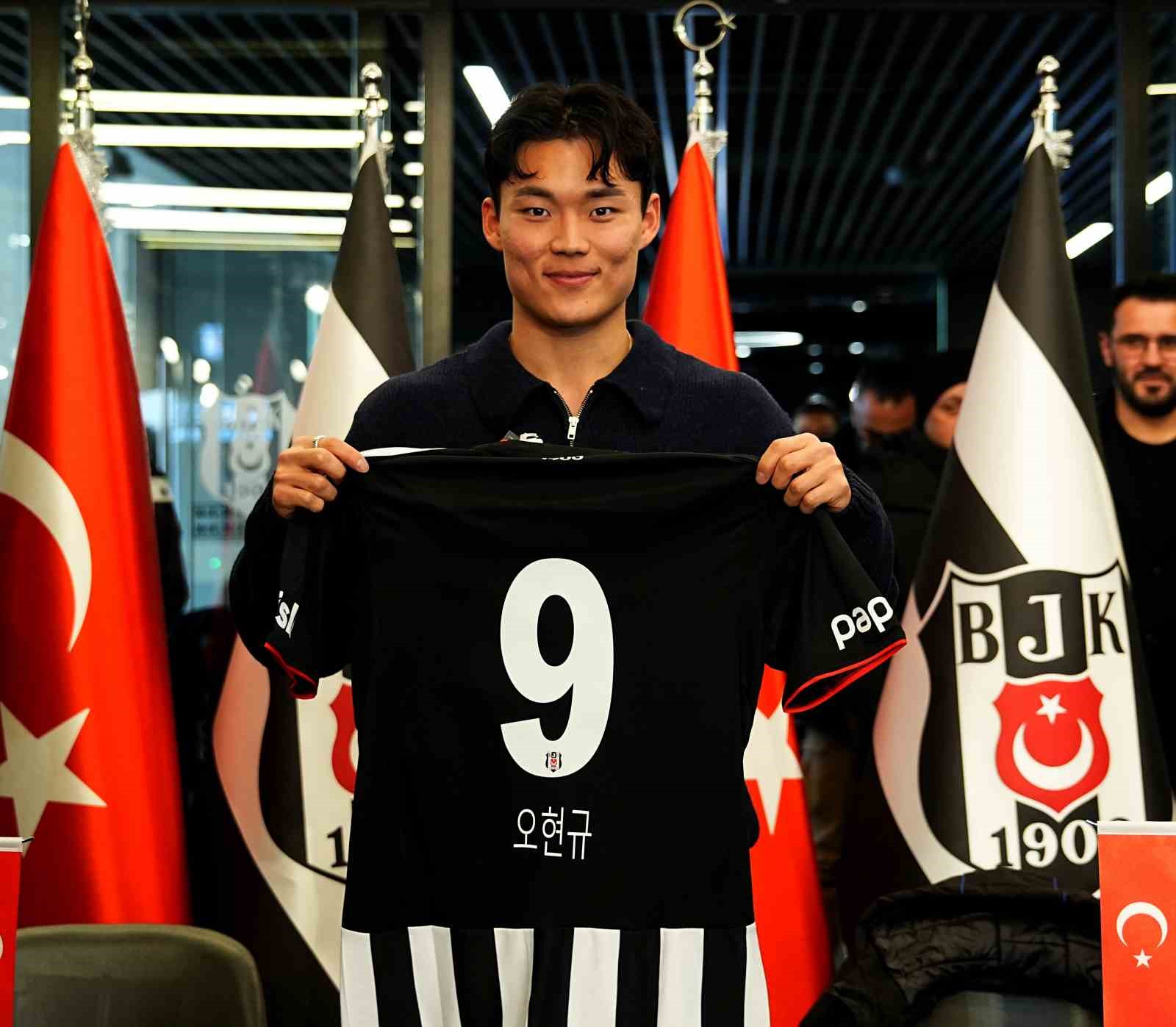 Hyeon-gyu Oh imza gününde taraftarlarla buluştu
Hyeon-gyu Oh imza gününde taraftarlarla buluştu