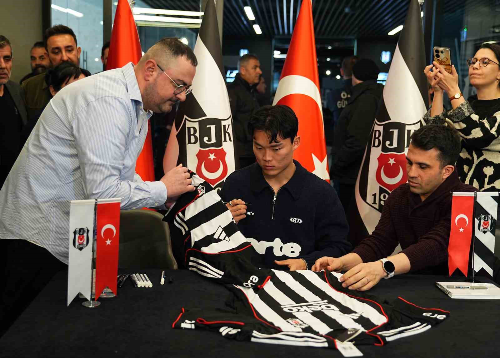 Hyeon-gyu Oh imza gününde taraftarlarla buluştu
Hyeon-gyu Oh imza gününde taraftarlarla buluştu