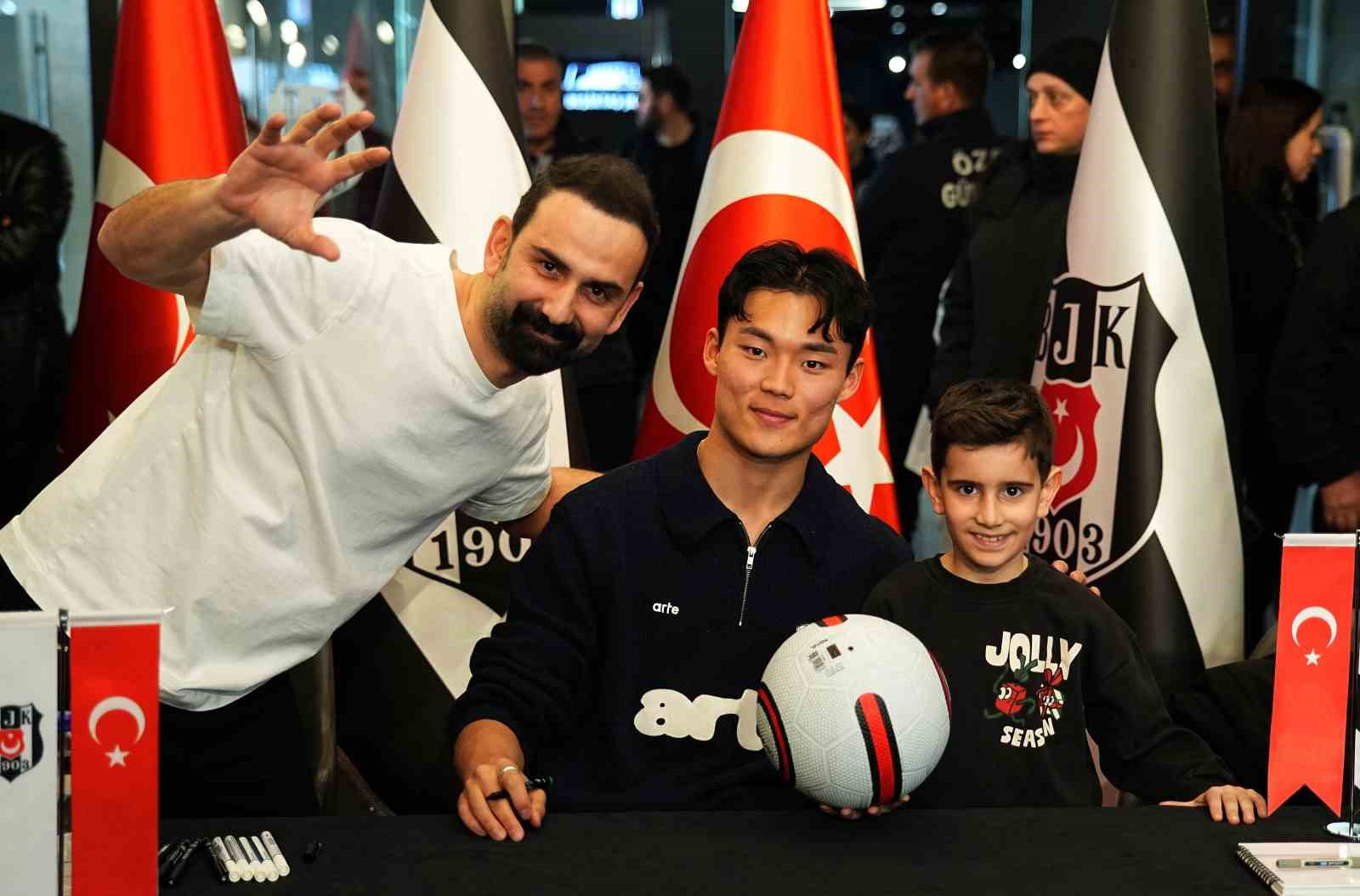 Hyeon-gyu Oh imza gününde taraftarlarla buluştu
Hyeon-gyu Oh imza gününde taraftarlarla buluştu