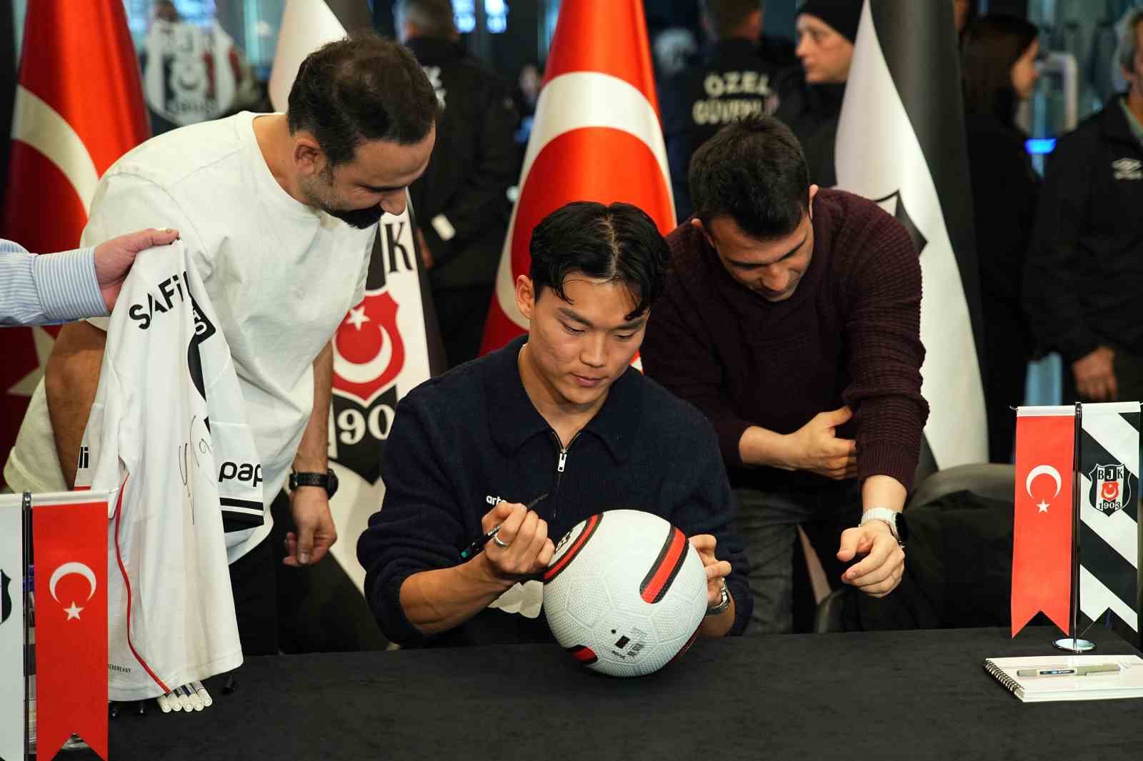 Hyeon-gyu Oh imza gününde taraftarlarla buluştu
Hyeon-gyu Oh imza gününde taraftarlarla buluştu