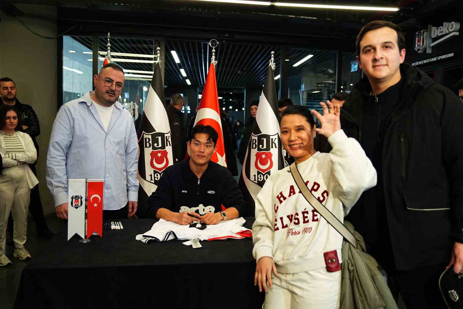 Hyeon-gyu Oh imza gününde taraftarlarla buluştu
Hyeon-gyu Oh imza gününde taraftarlarla buluştu