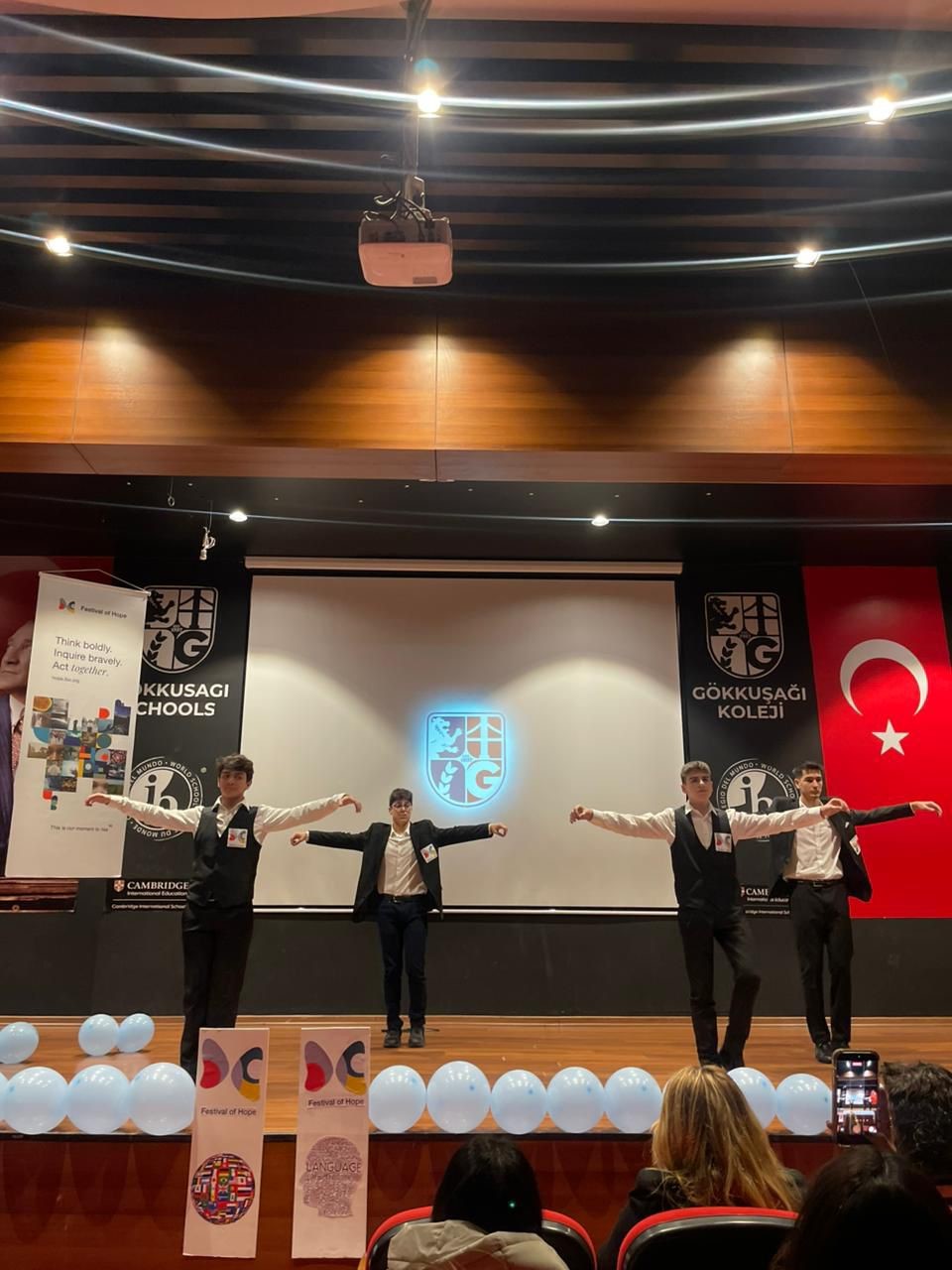 IB öğrencileri "Dünya Anadili Günü"nde kültürel bir mozaik oluşturdu
