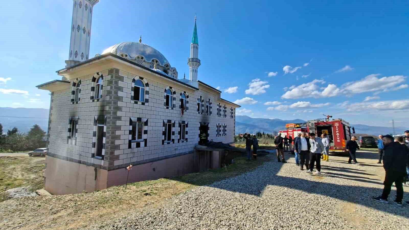 İbadete yeni açılan camide çıkan yangın söndürüldü
