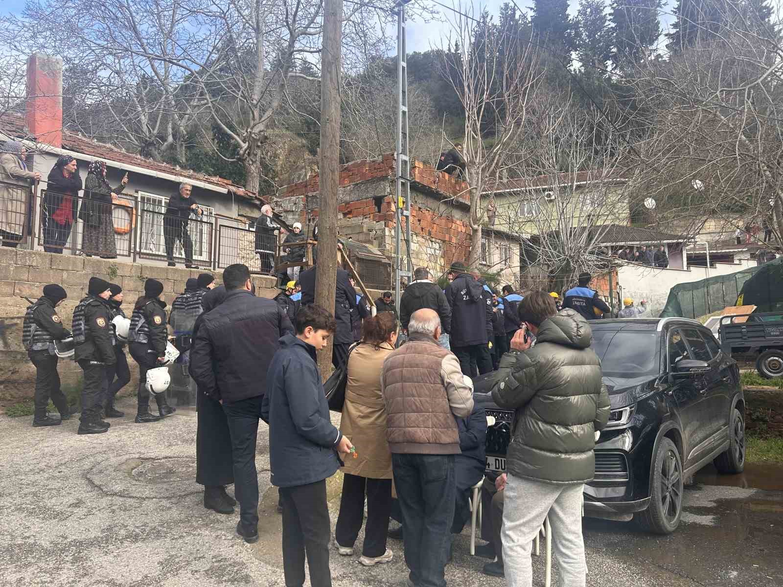 İBB Üsküdar’da yapı kayıt belgesi bulunan binayı yıktı, aile sokakta kaldı
