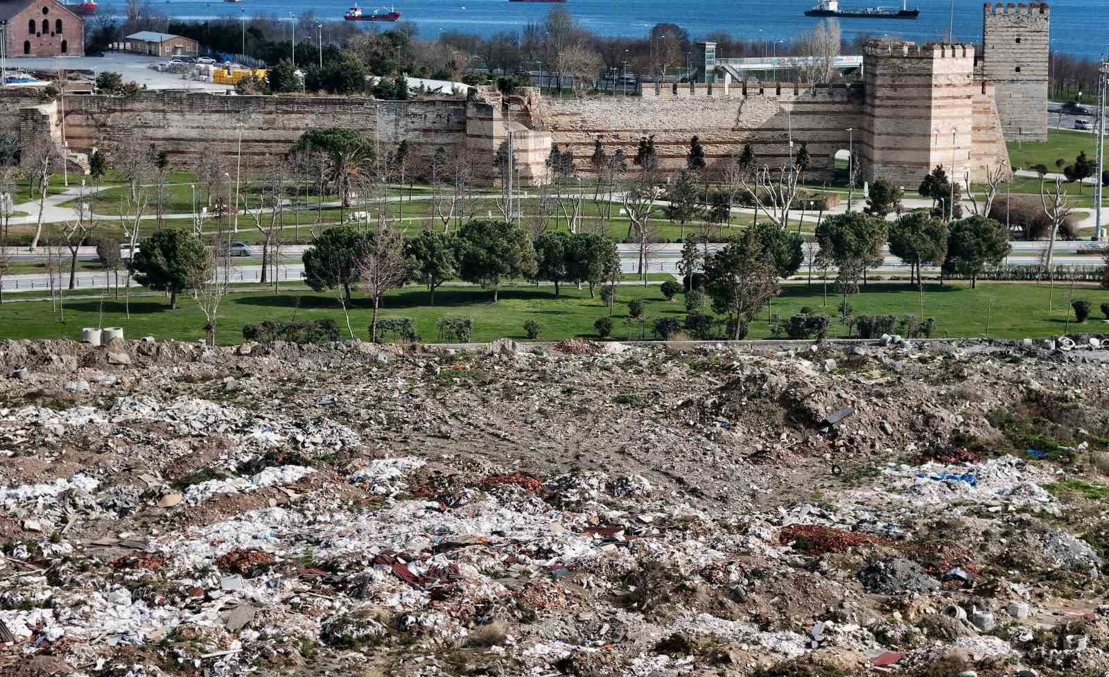 İBB ve İSKİ’nin moloz döktüğü tarihi Kazlıçeşme Meydanı’nda çevre kirliliği
