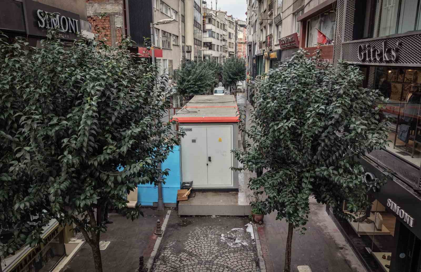 İBB, yolu elektrik trafosuyla kapattı; vatandaşlar tepki gösterdi
