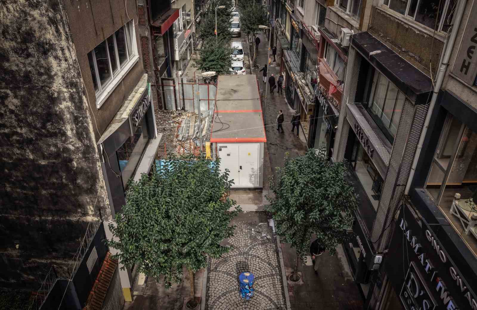 İBB, yolu elektrik trafosuyla kapattı; vatandaşlar tepki gösterdi
