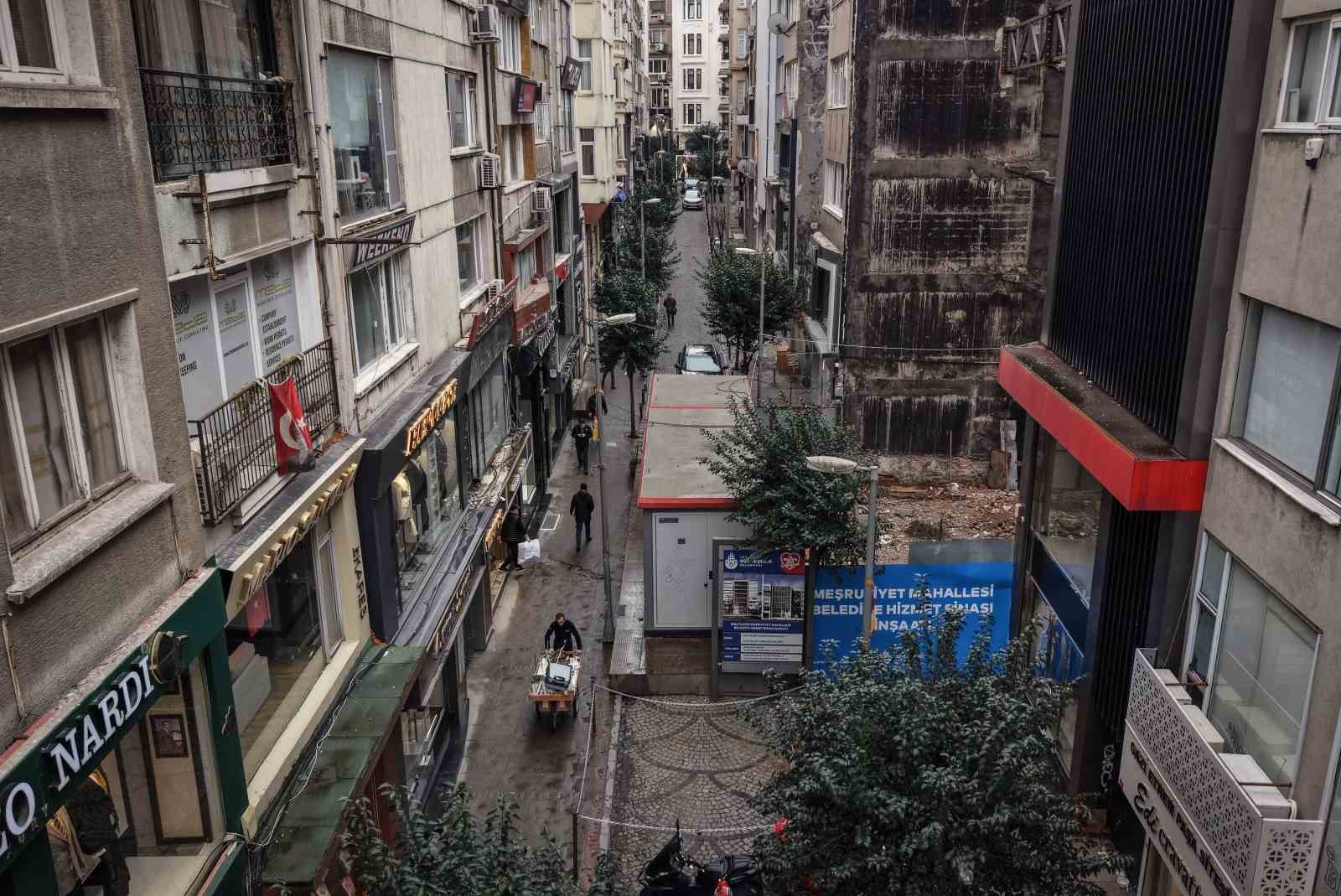 İBB, yolu elektrik trafosuyla kapattı; vatandaşlar tepki gösterdi
