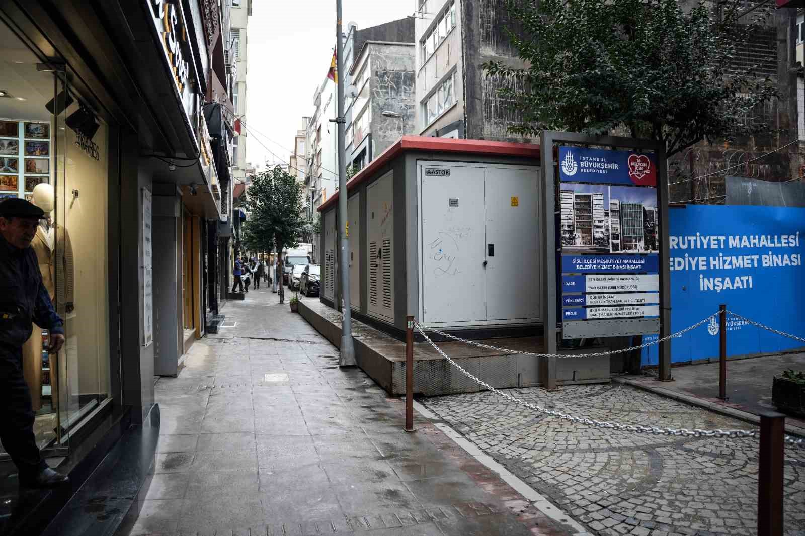 İBB, yolu elektrik trafosuyla kapattı; vatandaşlar tepki gösterdi
