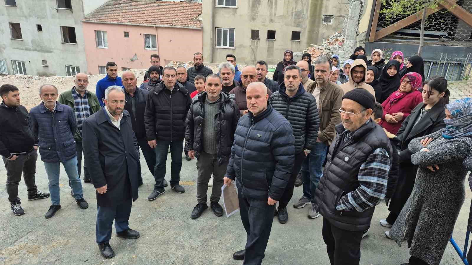 İBB’nin hatalı yıkımı 4 aileyi sokakta bıraktı, yakınlarının yanında kaldıklarını iddia eden aileler çözüm istedi
