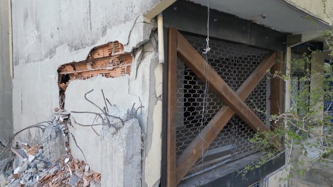 İBB’nin hatalı yıkımı 4 aileyi sokakta bıraktı, yakınlarının yanında kaldıklarını iddia eden aileler çözüm istedi
