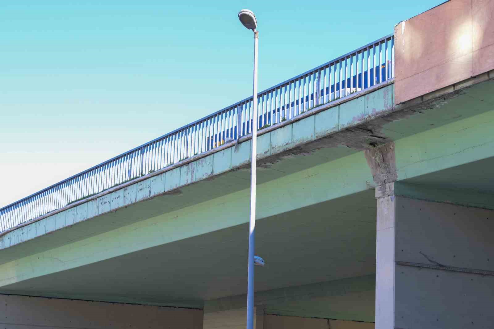 İBB’ye Ait Balıkyolu Köprüsü tehlike saçıyor: Vatandaş isyanda
