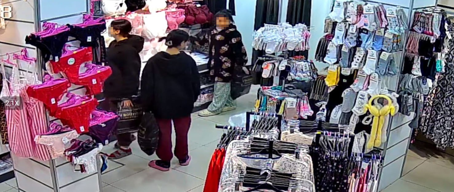 İç çamaşırı hırsızlığı kamerada: Gülerek girdiler, çalarak çıktılar
