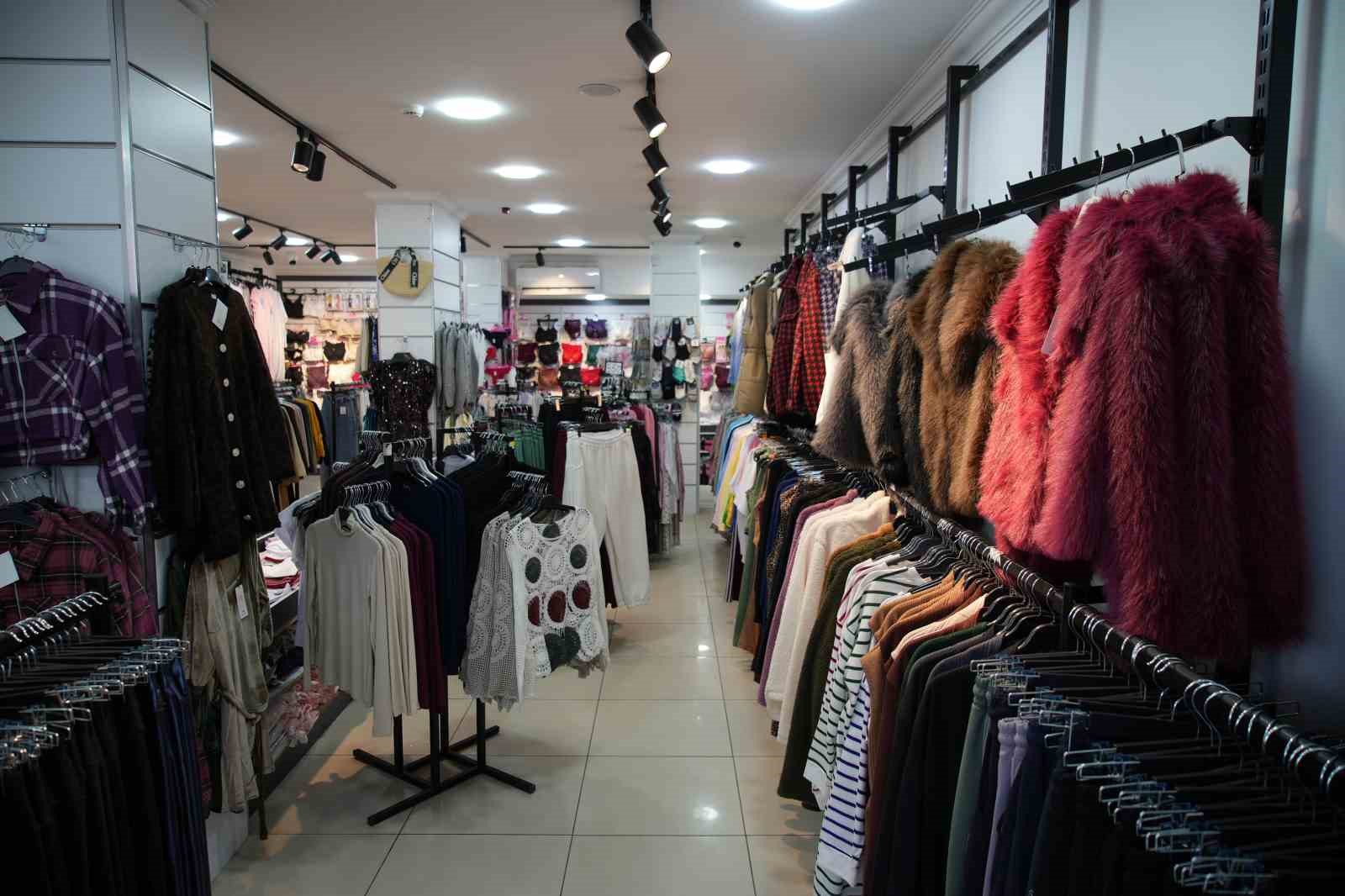 İç çamaşırı hırsızlığı kamerada: Gülerek girdiler, çalarak çıktılar
