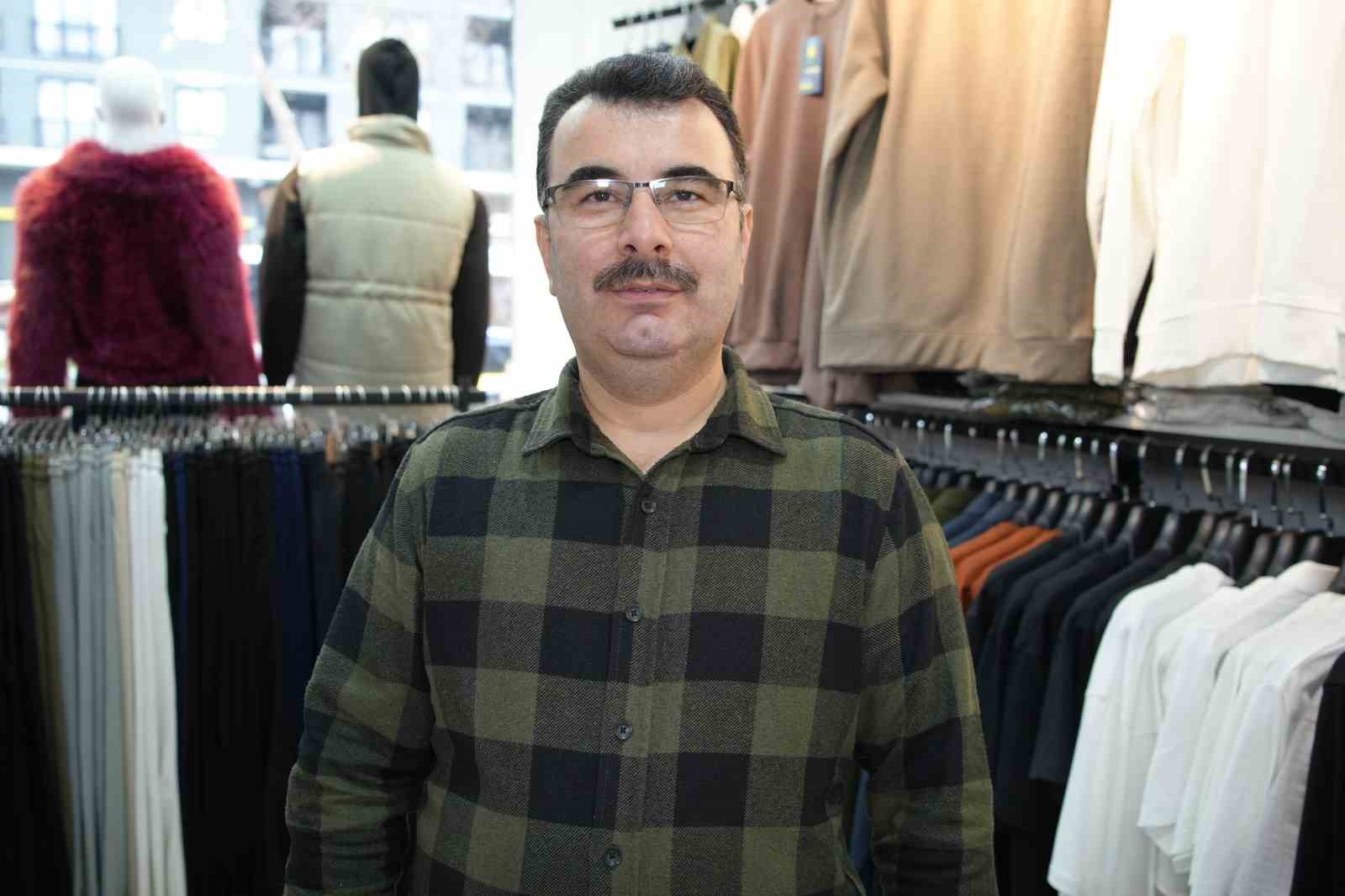 İç çamaşırı hırsızlığı kamerada: Gülerek girdiler, çalarak çıktılar
