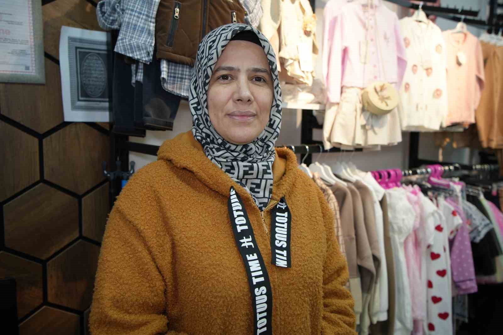 İç çamaşırı hırsızlığı kamerada: Gülerek girdiler, çalarak çıktılar
