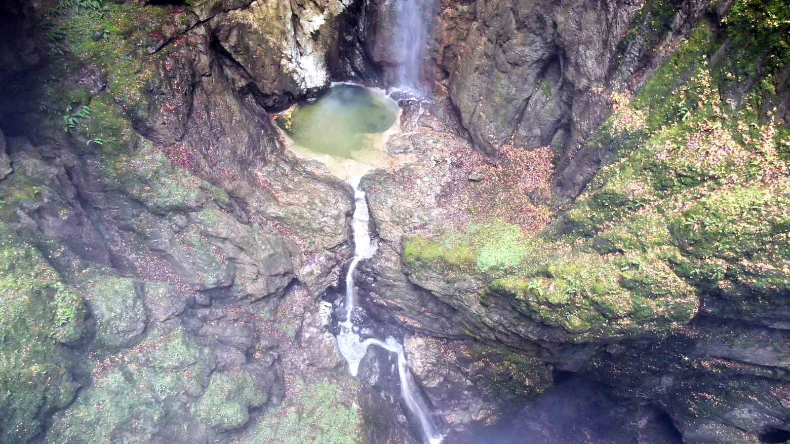 İçerisinde şelale akan Karadeniz’in en derin mağarası görenleri mest ediyor
