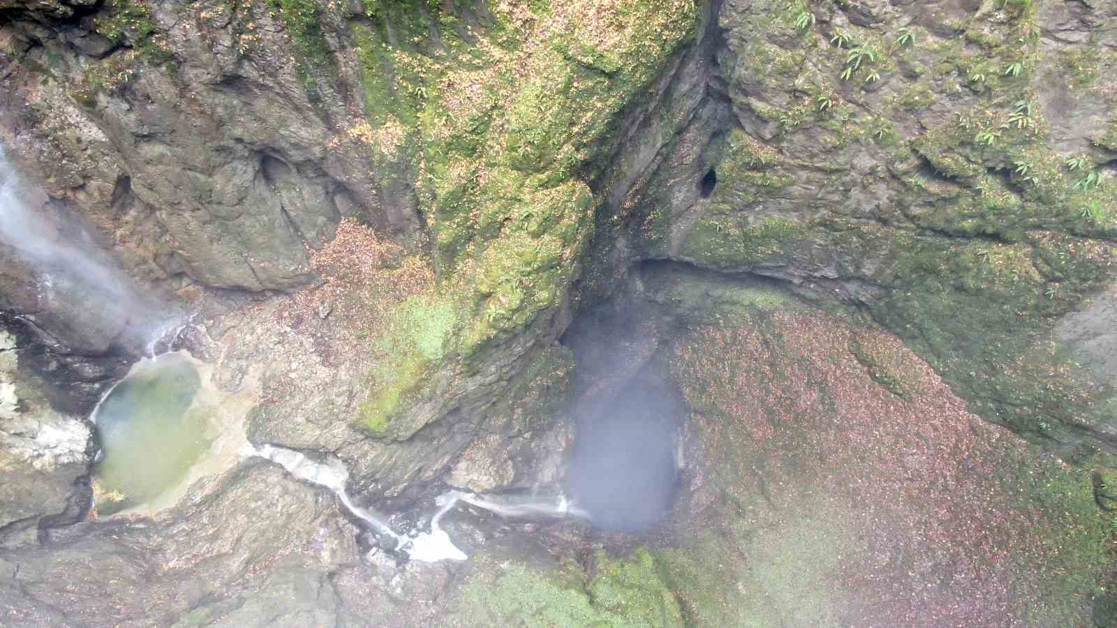 İçerisinde şelale akan Karadeniz’in en derin mağarası görenleri mest ediyor
