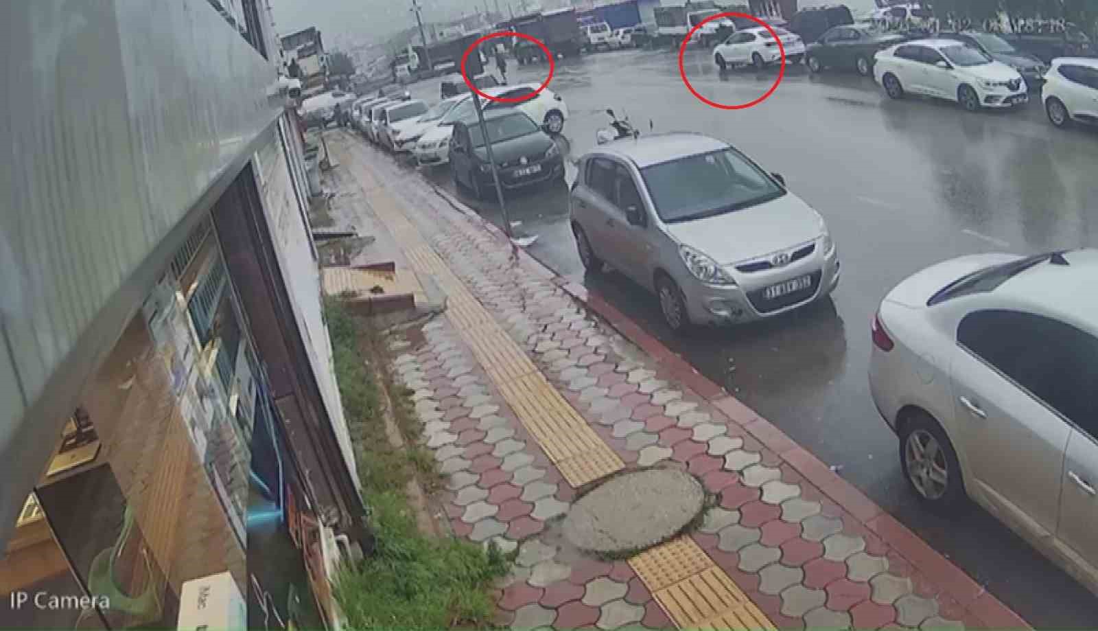 İçi para dolu çantayı sinsice kendine yaklaşan kapkaççıya kaptırmayan kuyumcu, çantasına göz diken şahsı yakalayabilmek için metrelerce kovaladı o anlar kamerada
