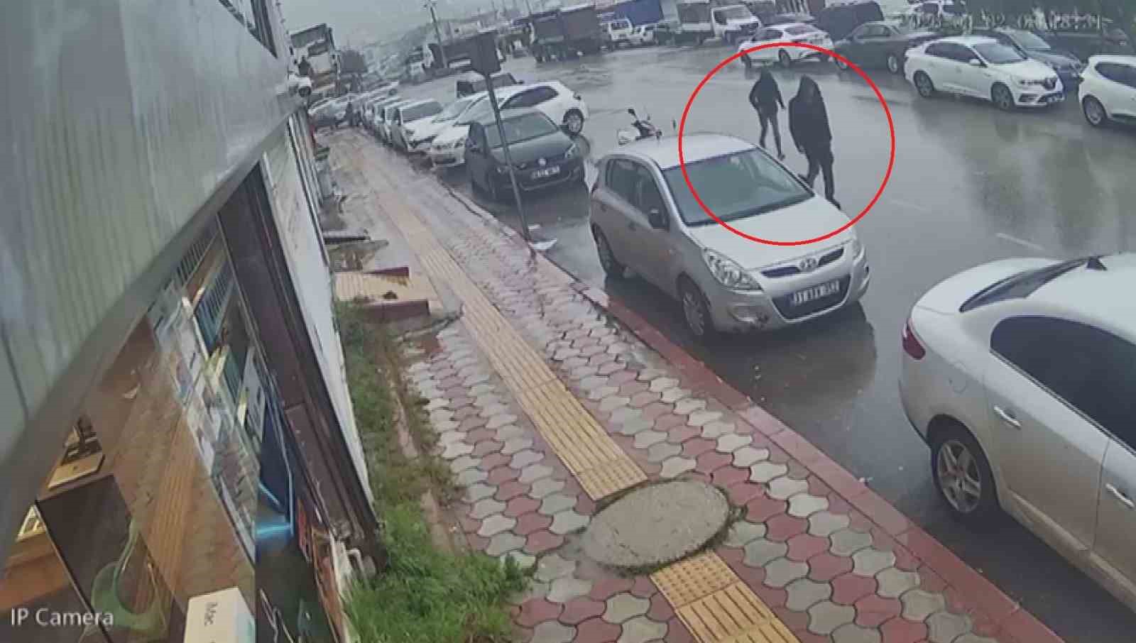 İçi para dolu çantayı sinsice kendine yaklaşan kapkaççıya kaptırmayan kuyumcu, çantasına göz diken şahsı yakalayabilmek için metrelerce kovaladı o anlar kamerada
