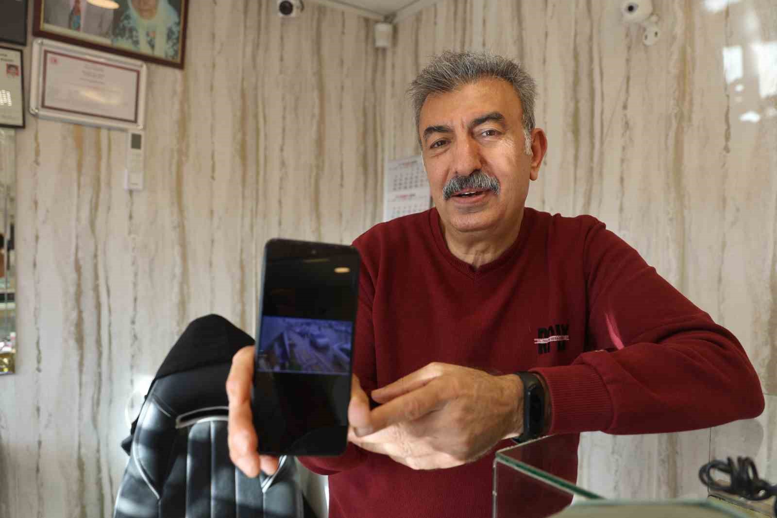 İçi para dolu çantayı sinsice kendine yaklaşan kapkaççıya kaptırmayan kuyumcu, çantasına göz diken şahsı yakalayabilmek için metrelerce kovaladı o anlar kamerada
