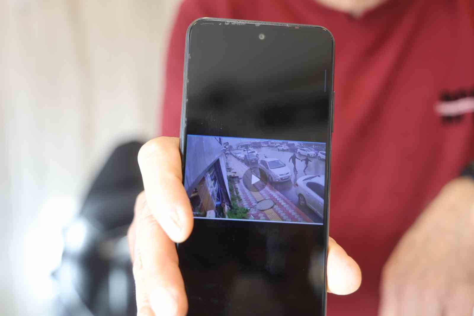 İçi para dolu çantayı sinsice kendine yaklaşan kapkaççıya kaptırmayan kuyumcu, çantasına göz diken şahsı yakalayabilmek için metrelerce kovaladı o anlar kamerada
