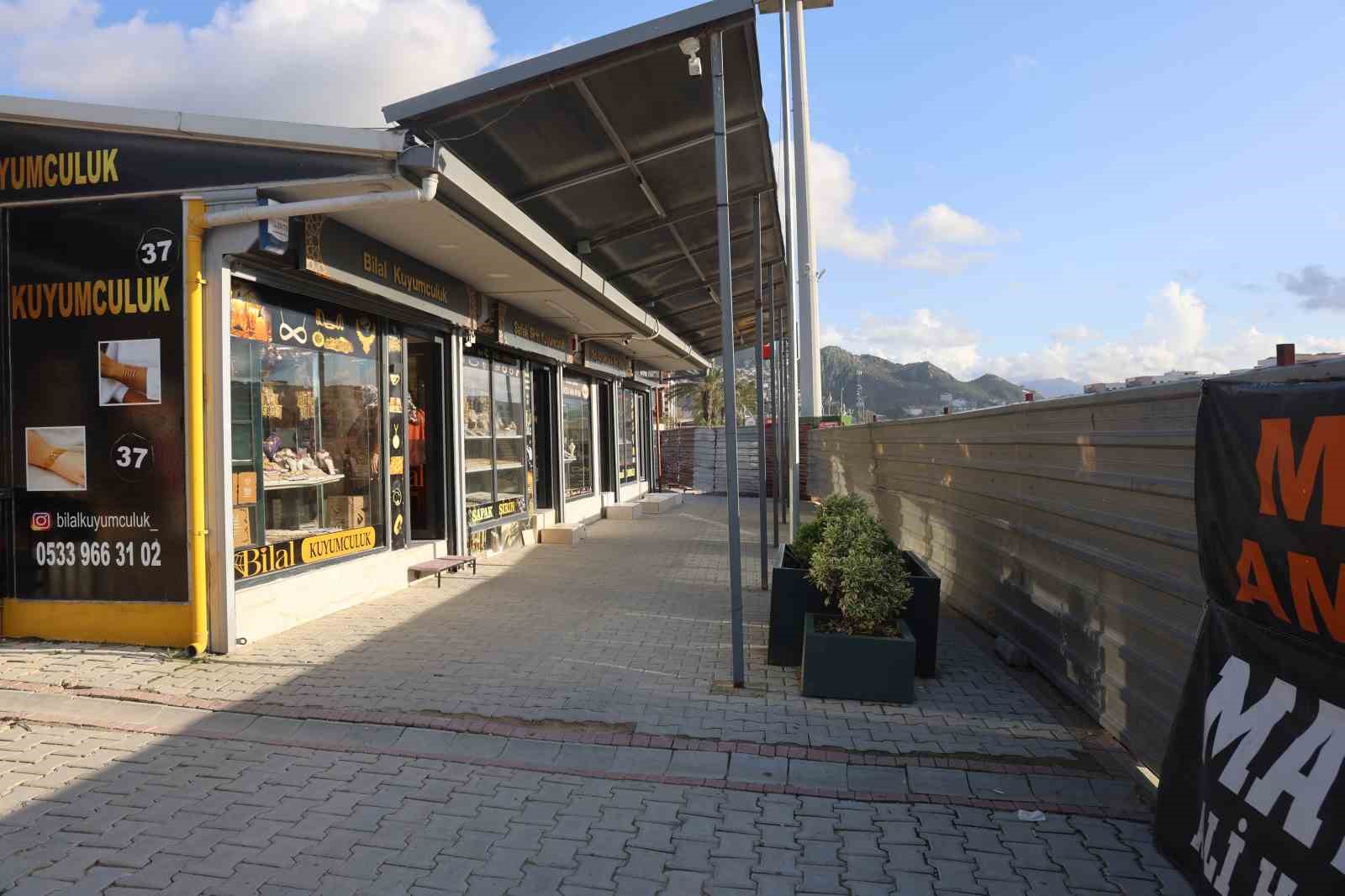 İçi para dolu çantayı sinsice kendine yaklaşan kapkaççıya kaptırmayan kuyumcu, çantasına göz diken şahsı yakalayabilmek için metrelerce kovaladı o anlar kamerada
