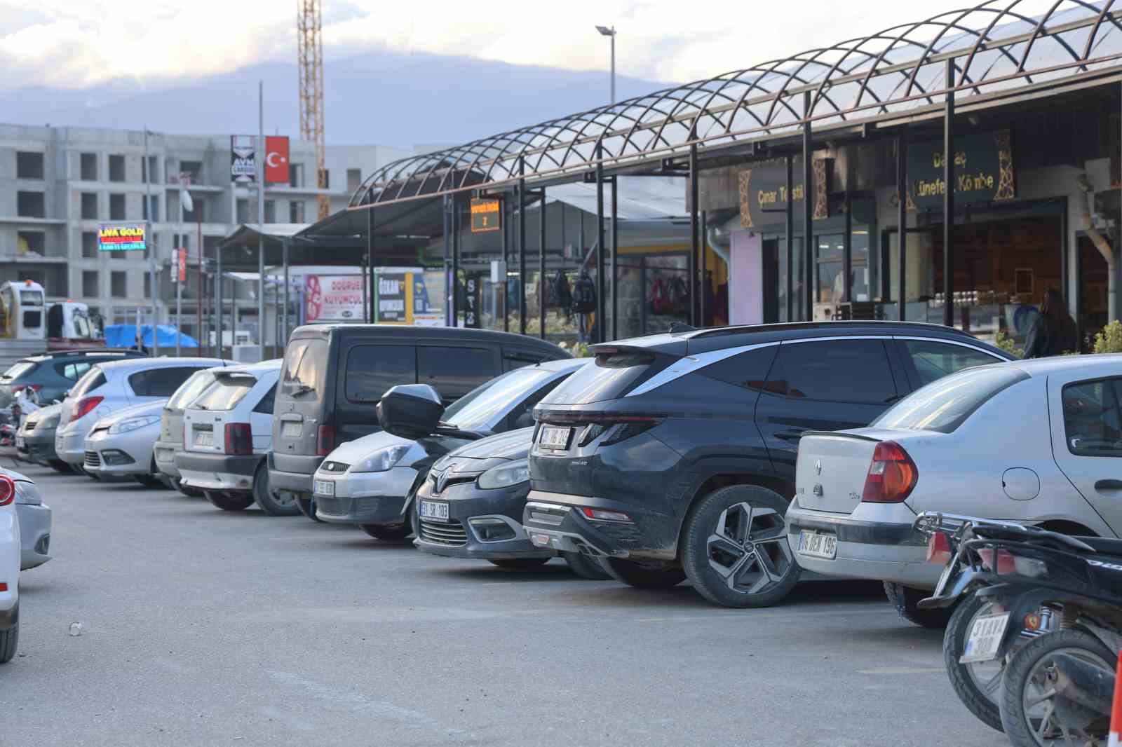 İçi para dolu çantayı sinsice kendine yaklaşan kapkaççıya kaptırmayan kuyumcu, çantasına göz diken şahsı yakalayabilmek için metrelerce kovaladı o anlar kamerada
