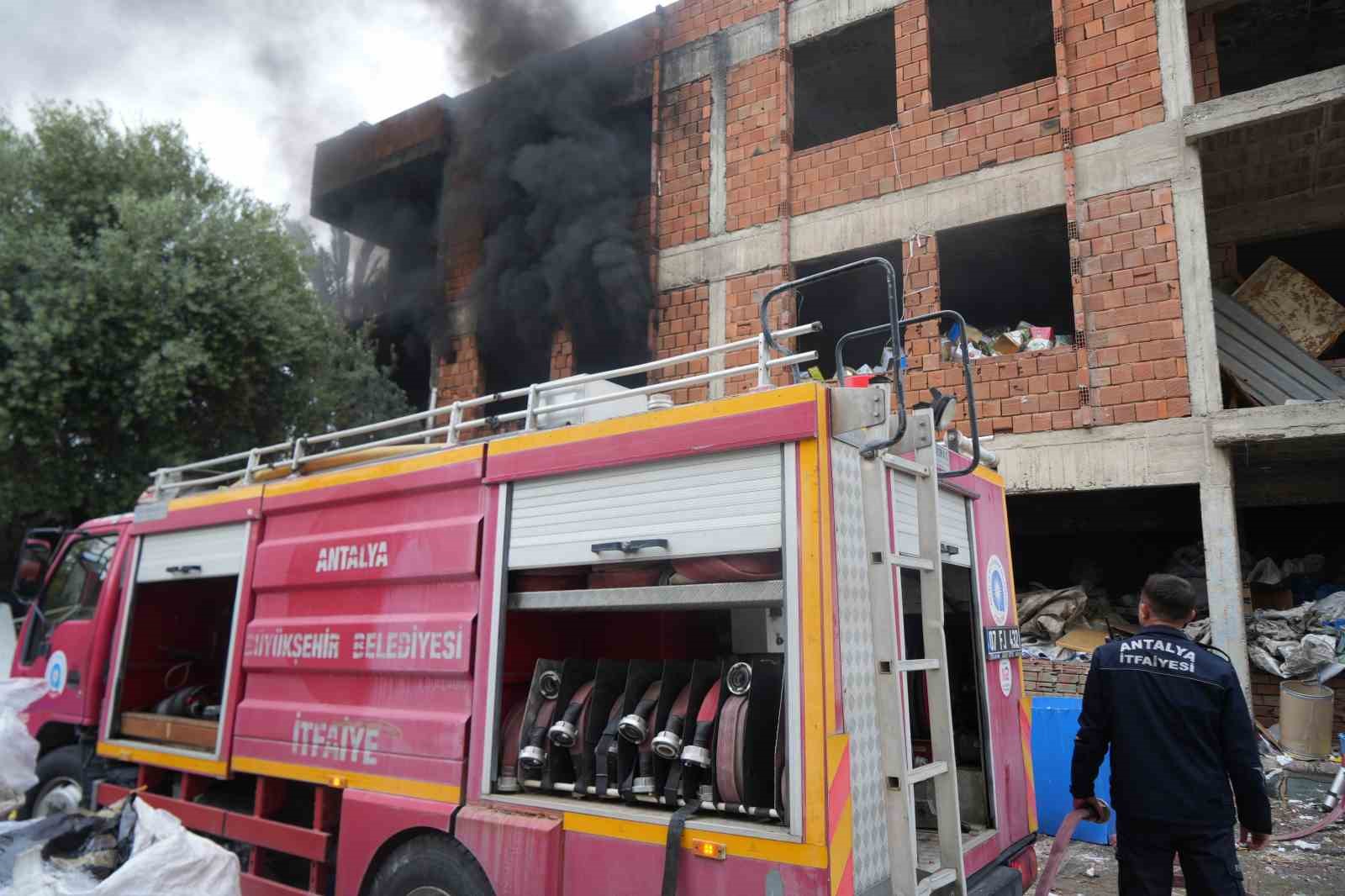 İçi ve etrafı çöplerle dolu metruk bina yangını mahalleliyi tedirgin etti
