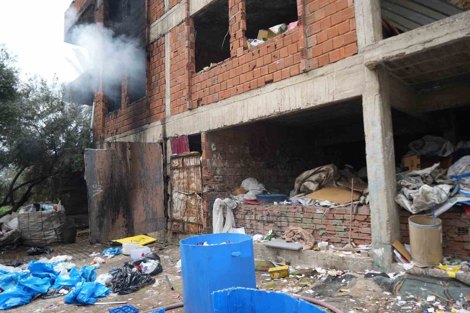 İçi ve etrafı çöplerle dolu metruk bina yangını mahalleliyi tedirgin etti
