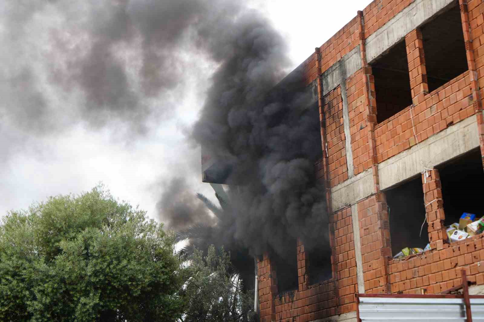 İçi ve etrafı çöplerle dolu metruk bina yangını mahalleliyi tedirgin etti
