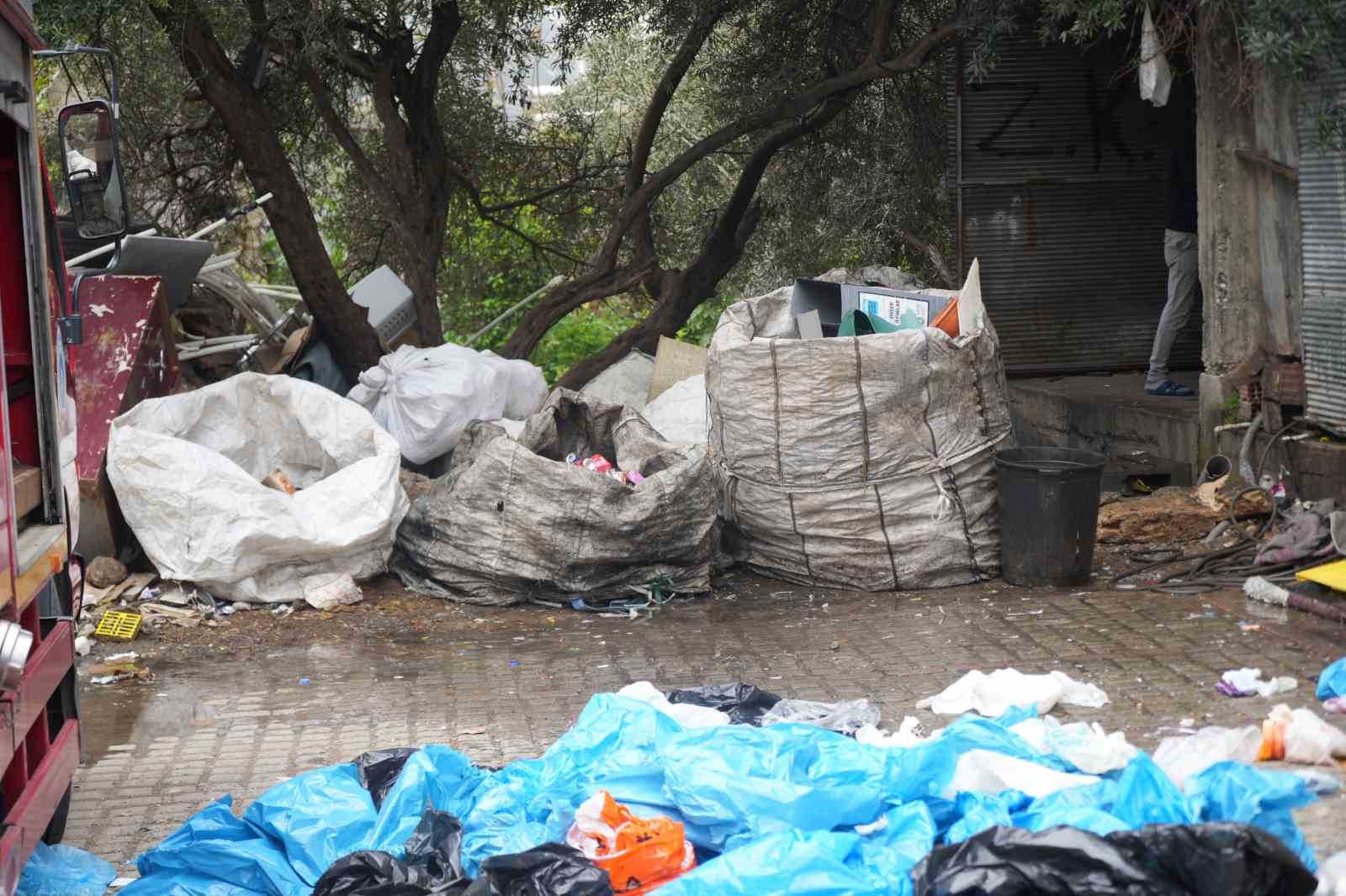 İçi ve etrafı çöplerle dolu metruk bina yangını mahalleliyi tedirgin etti

