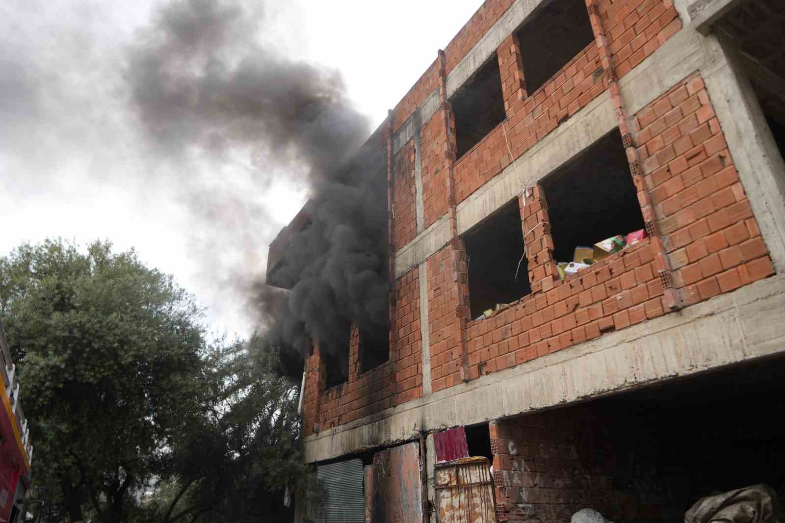 İçi ve etrafı çöplerle dolu metruk bina yangını mahalleliyi tedirgin etti
