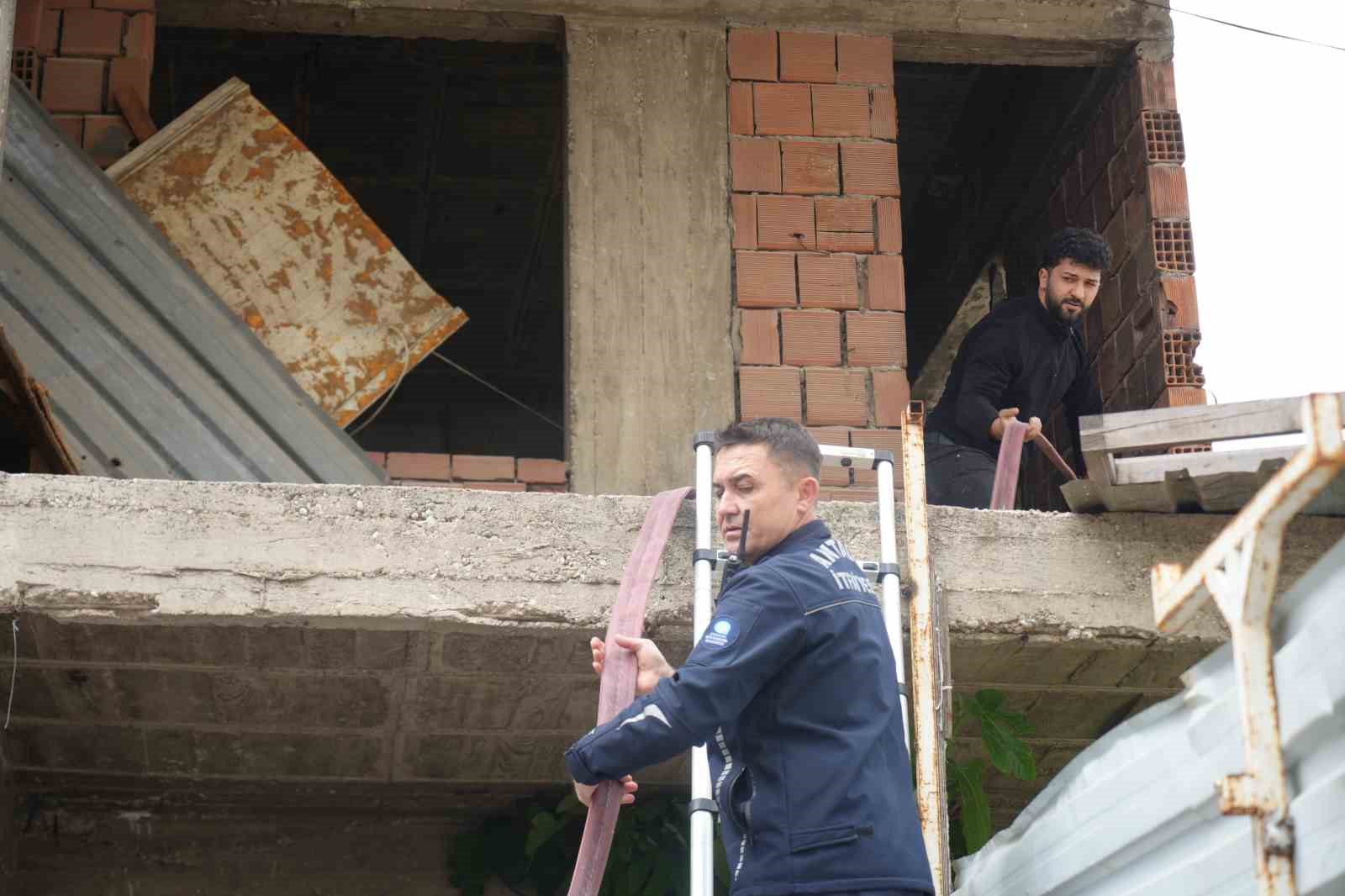 İçi ve etrafı çöplerle dolu metruk bina yangını mahalleliyi tedirgin etti
