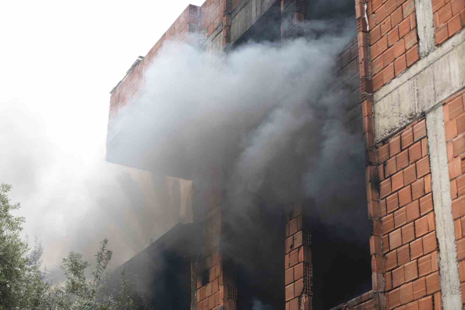 İçi ve etrafı çöplerle dolu metruk bina yangını mahalleliyi tedirgin etti
