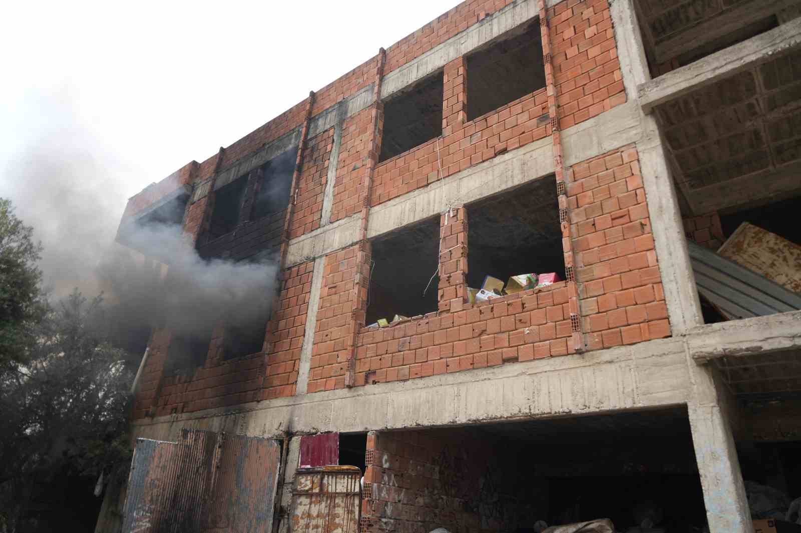 İçi ve etrafı çöplerle dolu metruk bina yangını mahalleliyi tedirgin etti
