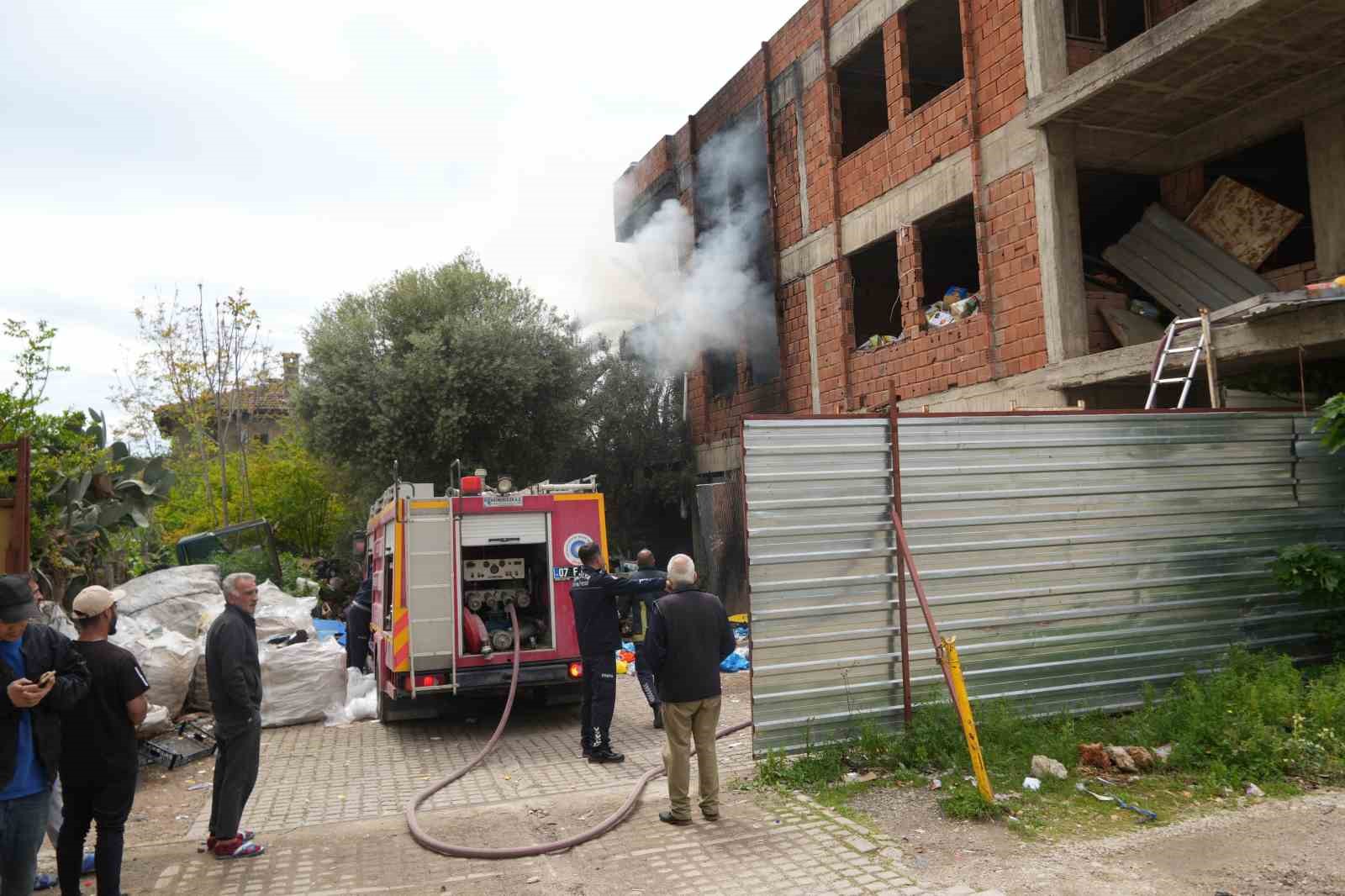 İçi ve etrafı çöplerle dolu metruk bina yangını mahalleliyi tedirgin etti
