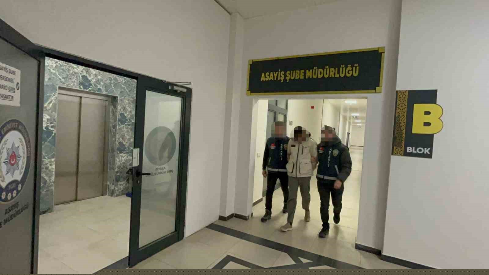 İçinde altın bulunan çelik kasayı çaldı, polis evinde yakaladı
İçinde altın bulunan çelik kasayı çaldı, polis evinde yakaladı