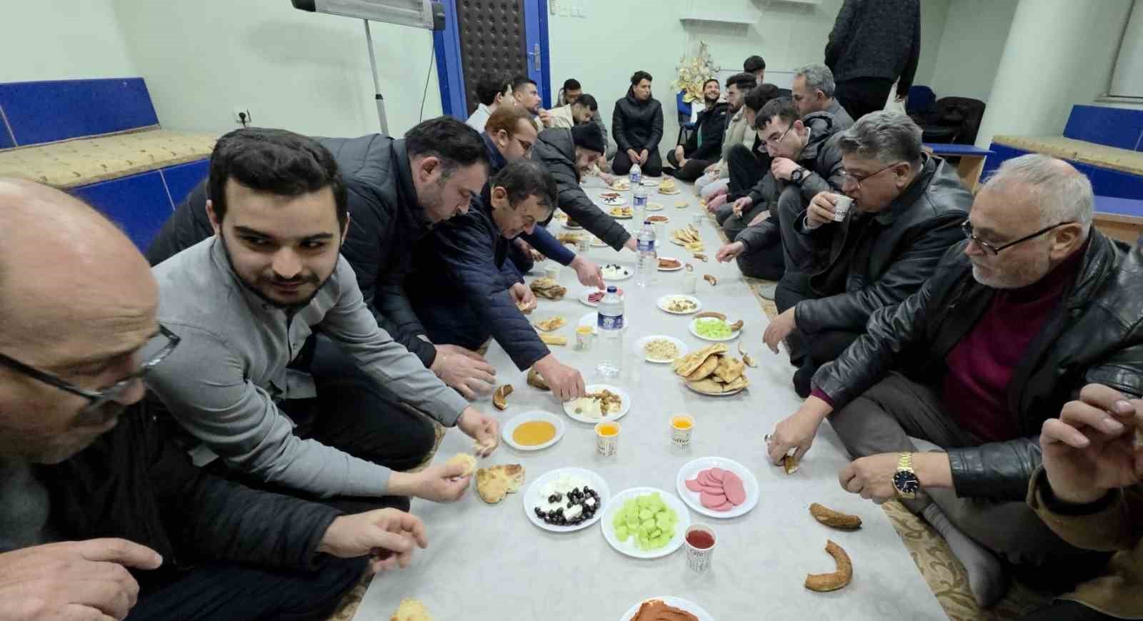 İçişleri Bakan Yardımcısı Ali Çelik, Kütahya’daki sahur programına canlı bağlantıyla katıldı
İçişleri Bakan Yardımcısı Ali Çelik, Kütahya’daki sahur programına canlı bağlantıyla katıldı