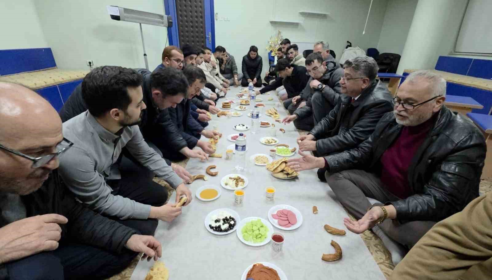 İçişleri Bakan Yardımcısı Ali Çelik, Kütahya’daki sahur programına canlı bağlantıyla katıldı
İçişleri Bakan Yardımcısı Ali Çelik, Kütahya’daki sahur programına canlı bağlantıyla katıldı