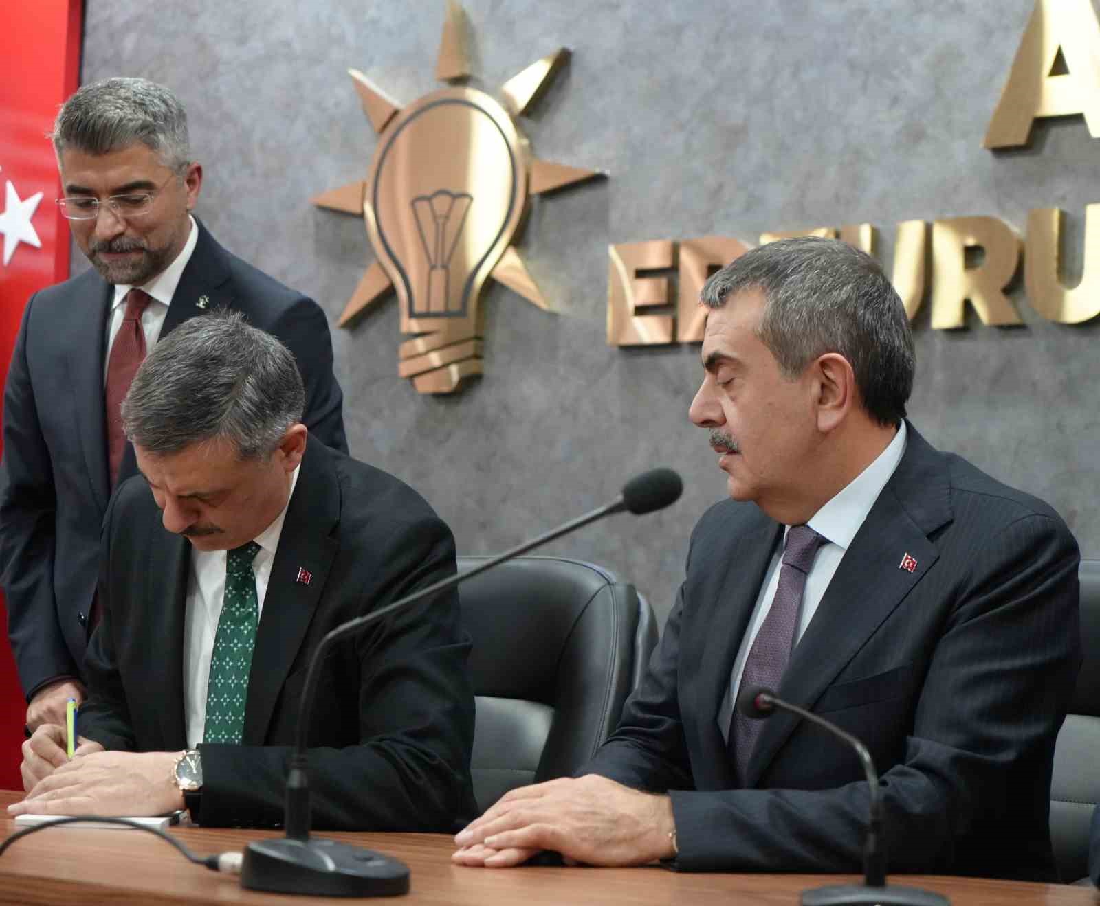 İçişleri Bakanı Çiftçi, AK Parti üyelik giriş beyannamesini imzaladı
