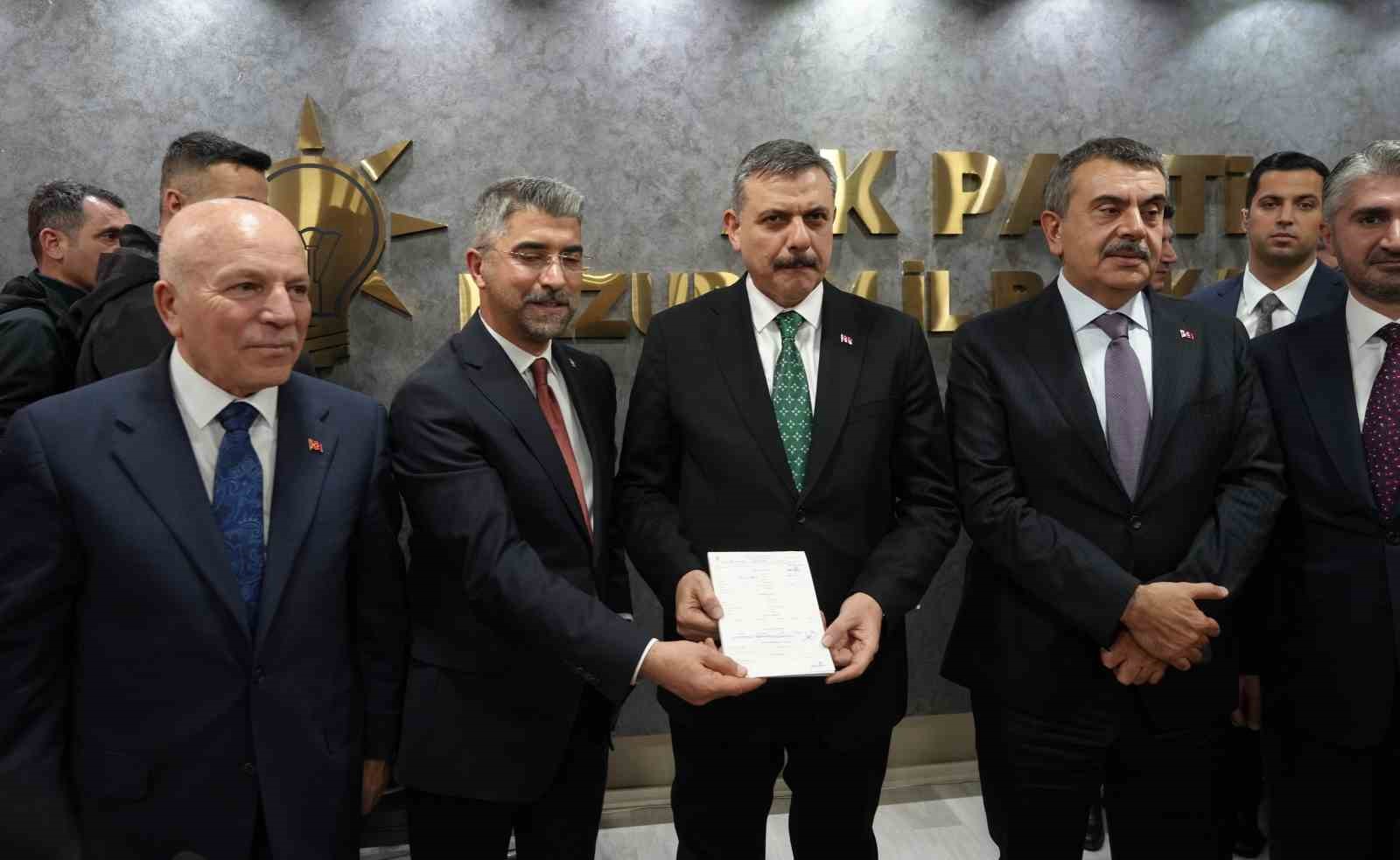 İçişleri Bakanı Çiftçi, AK Parti üyelik giriş beyannamesini imzaladı
