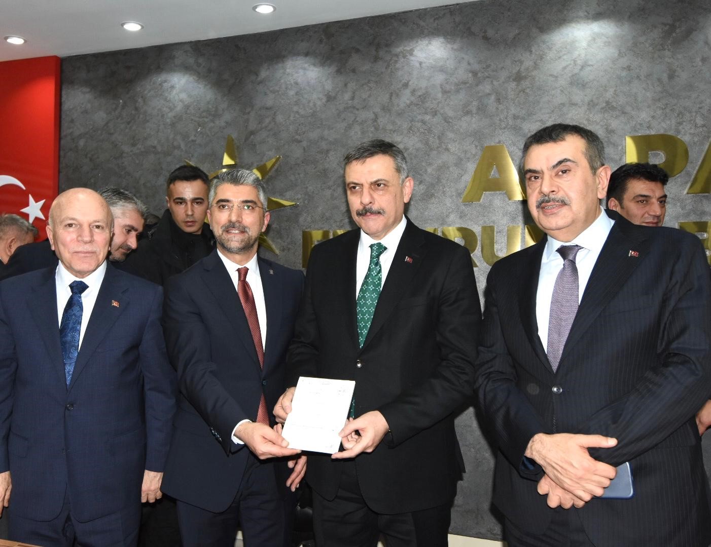 İçişleri Bakanı Çiftçi, AK Parti üyelik giriş beyannamesini imzaladı
