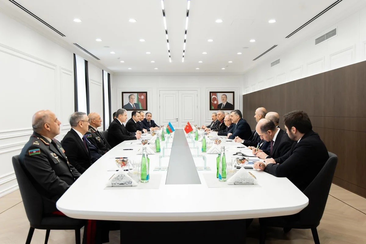 İçişleri Bakanı Çiftçi, Azerbaycanlı mevkidaşı Eyvazov ile bir araya geldi
İçişleri Bakanı Çiftçi, Azerbaycanlı mevkidaşı Eyvazov ile bir araya geldi